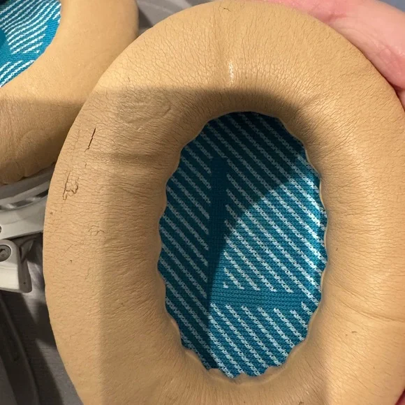 Bose Silver and White Over-Ear Headphones - Picture 3 of 6